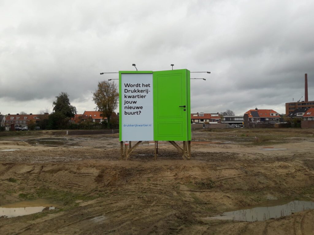 Afbeelding van een bouwbord in Eindhoven met verlichting erop