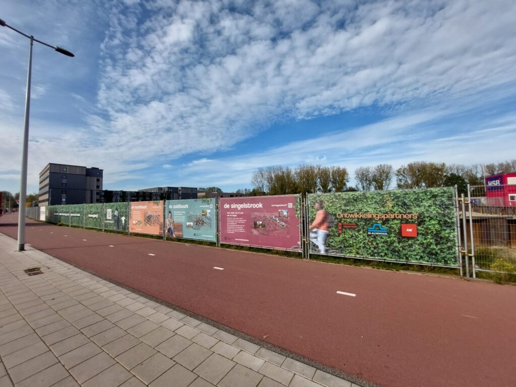 Afbeelding van het vooraanzicht van bouwhekbanners in Amsterdam