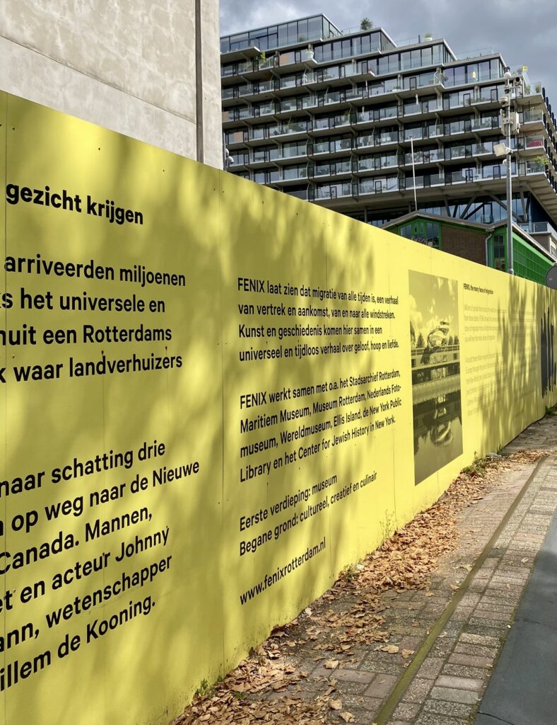 Afbeelding van een gedicht op een bouwschutting in Rotterdam