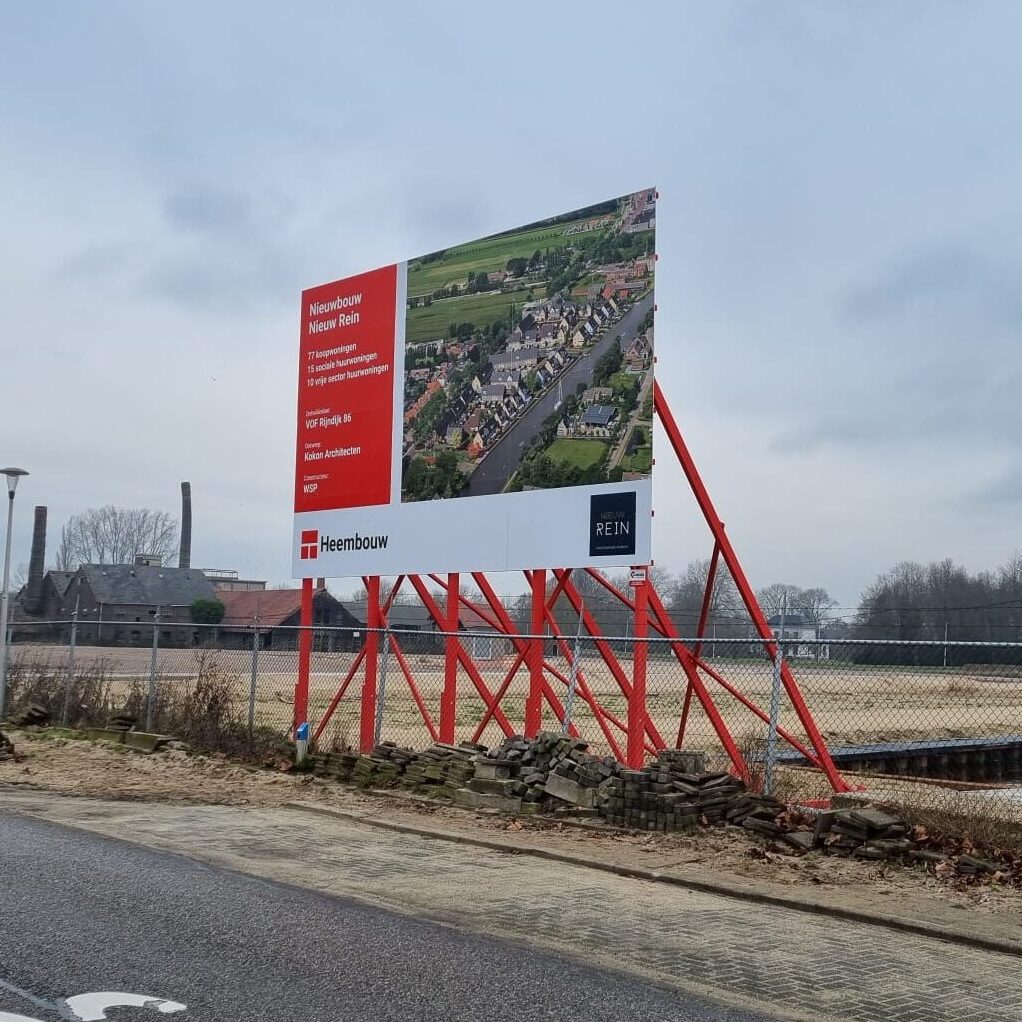 Grote afbeelding van een bouwbord op houten stellage in Hazerswoude Rijndijk