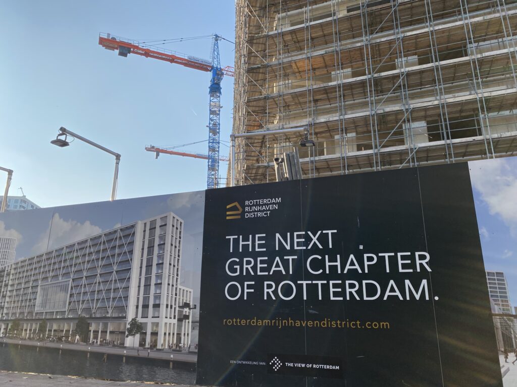 Afbeelding van een bouwschutting in Rotterdam