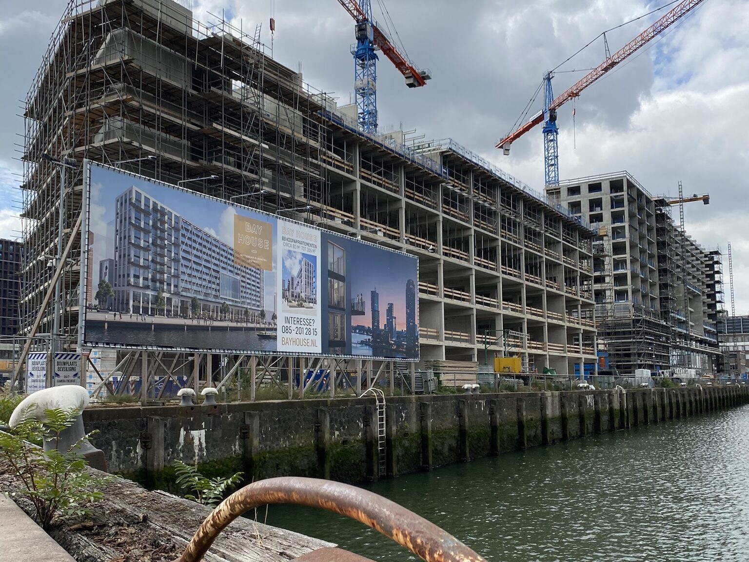 Foto van een Framedoek op V-stellage aan de haven in Rotterdam